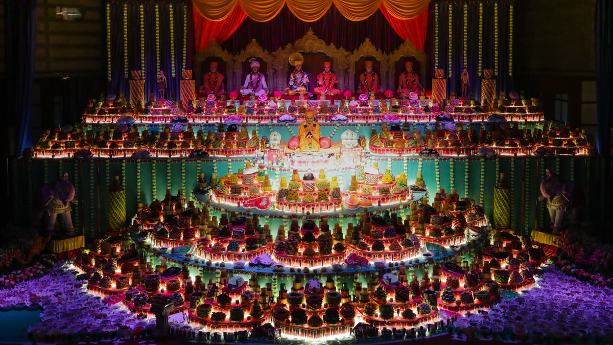 Swamishri seated amid the annakut