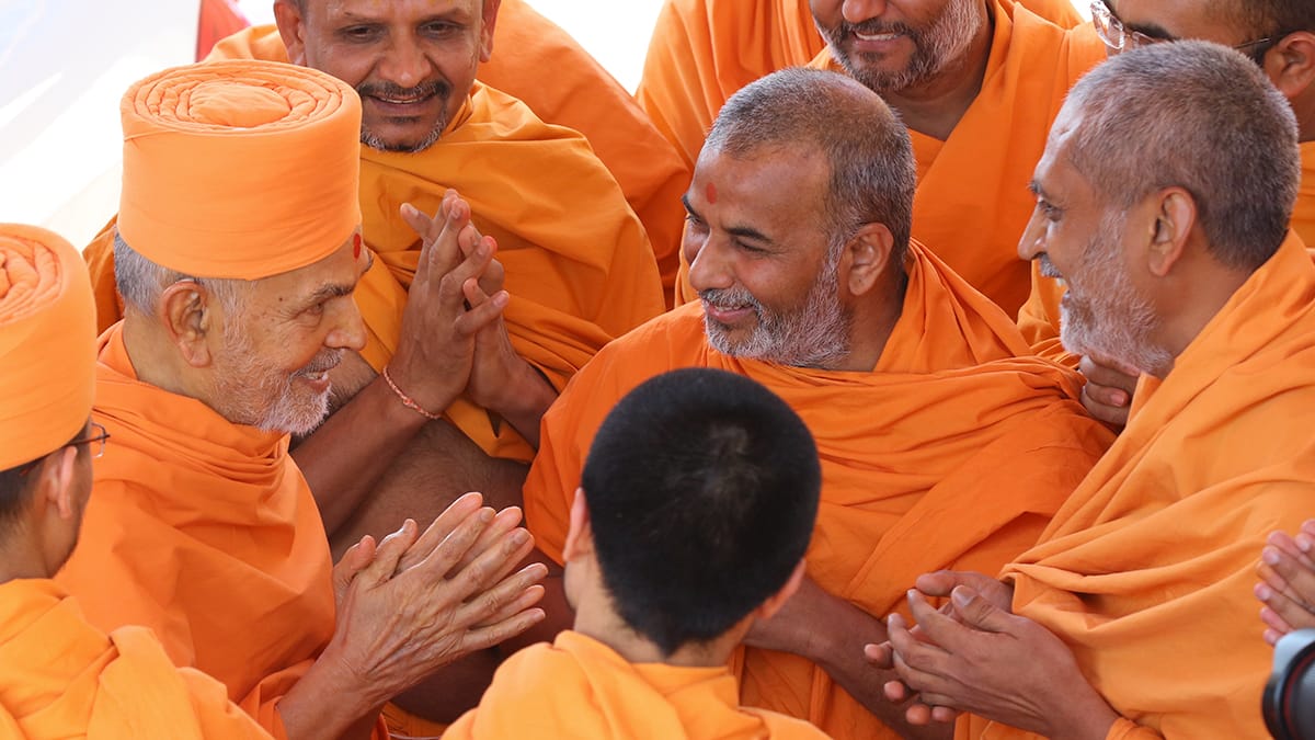 Param Pujya Mahant Swami Maharaj arrives at BAPS Shri Swaminarayan Mandir, Surat