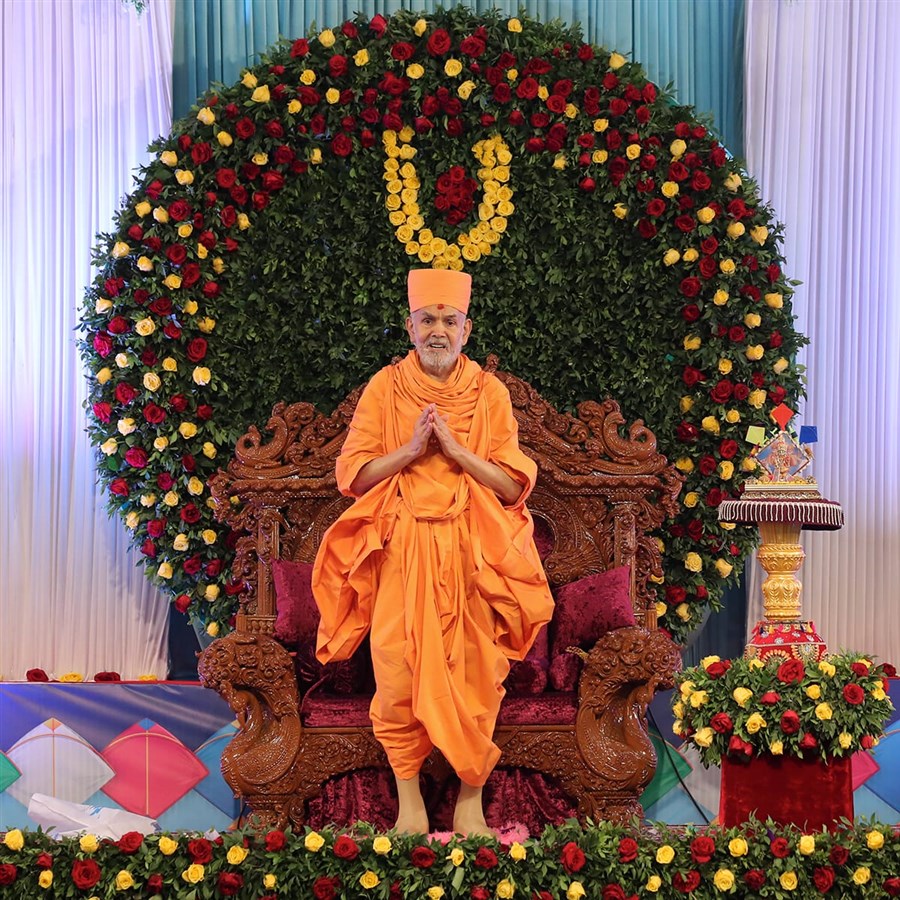 'Narayan Hare, Sachhidanand Prabho...' Swamishri proclaims jholi call