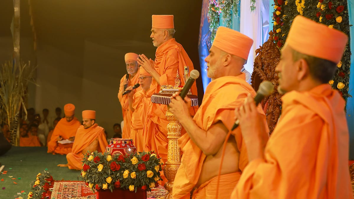'Narayan Hare, Sachhidanand Prabho...' Swamishri and senior sadhus proclaim jholi call