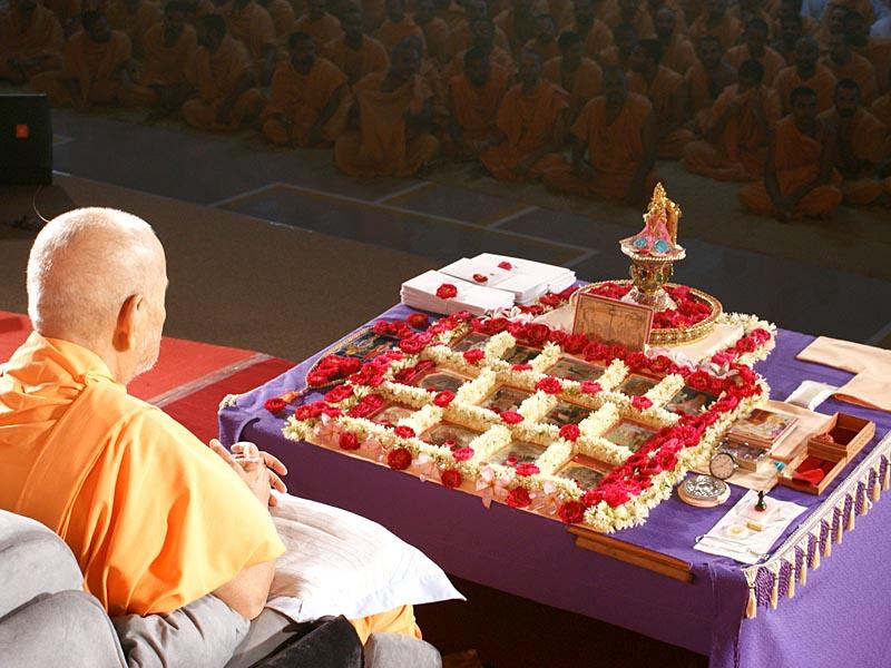 Swamishri worships Shri Harikrishna Maharaj in his morning puja