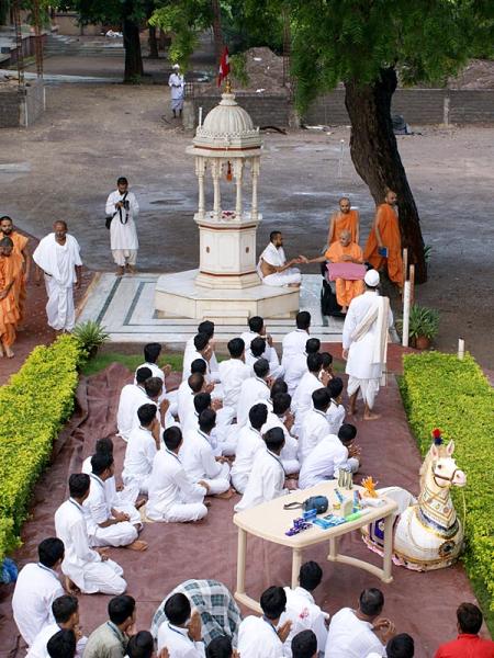  Swamishri circumambulates a sacred shrine