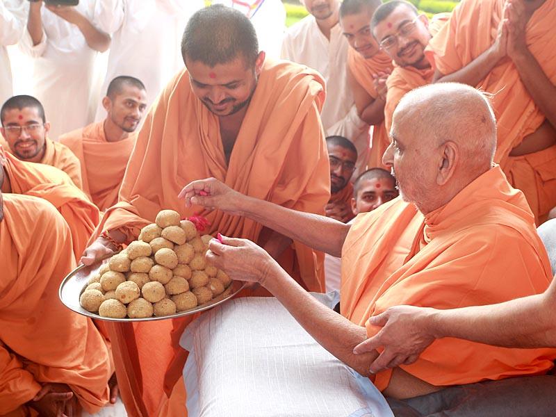  Swamishri sanctifies laddus