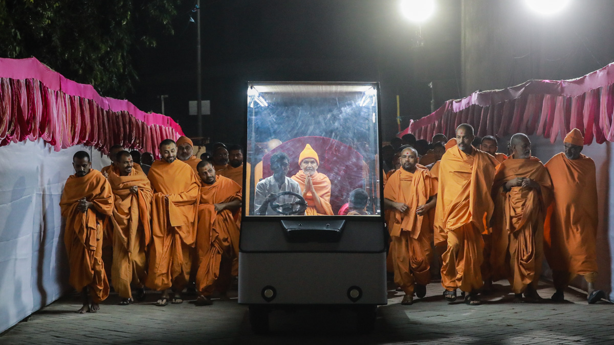 Swamishri on his way for daily puja