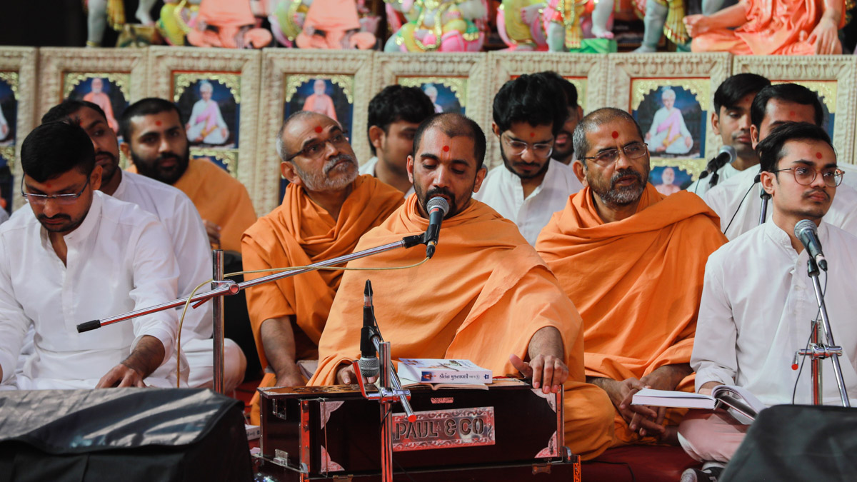 Sadhus and youths sing kirtans in Swamishri's puja