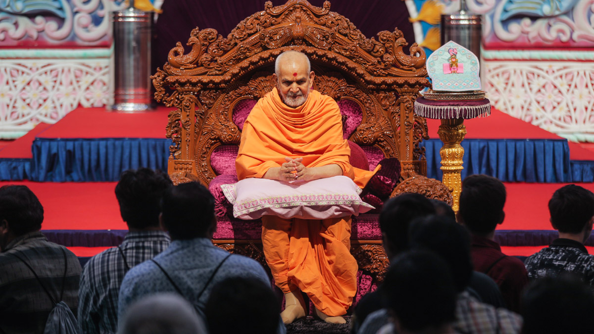 Swamishri greets devotees with 'Jai Swaminarayan'