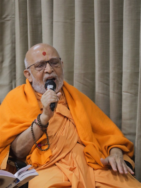 Pujya Ghanshyamcharan Swami sings a kirtan in Swamishri's puja