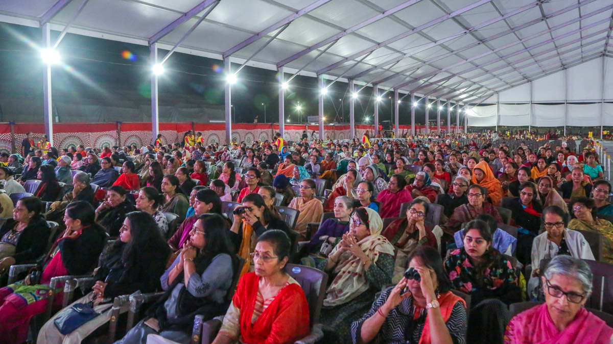 Devotees during the assembly