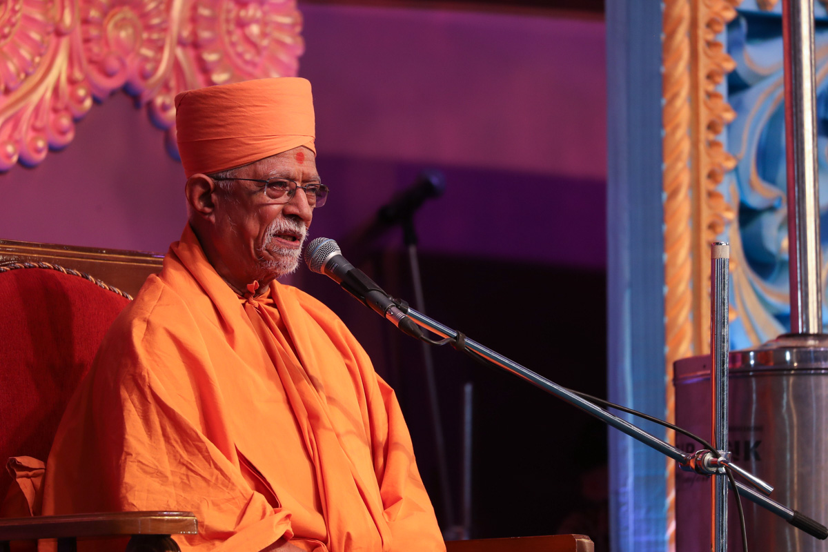 Pujya Swayamprakash Swami (Doctor Swami) delivers a discourse
