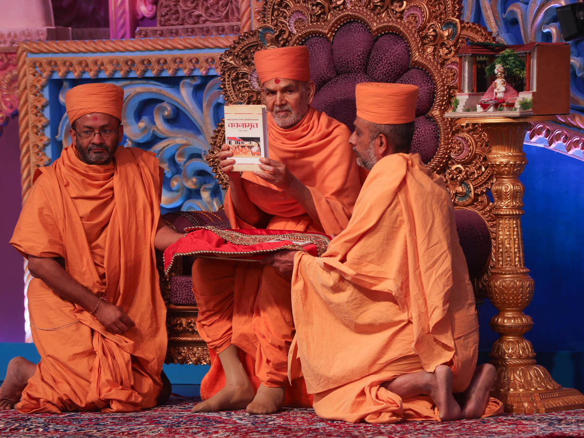 Swamishri inaugurates Marathi edition of Vachanamrut