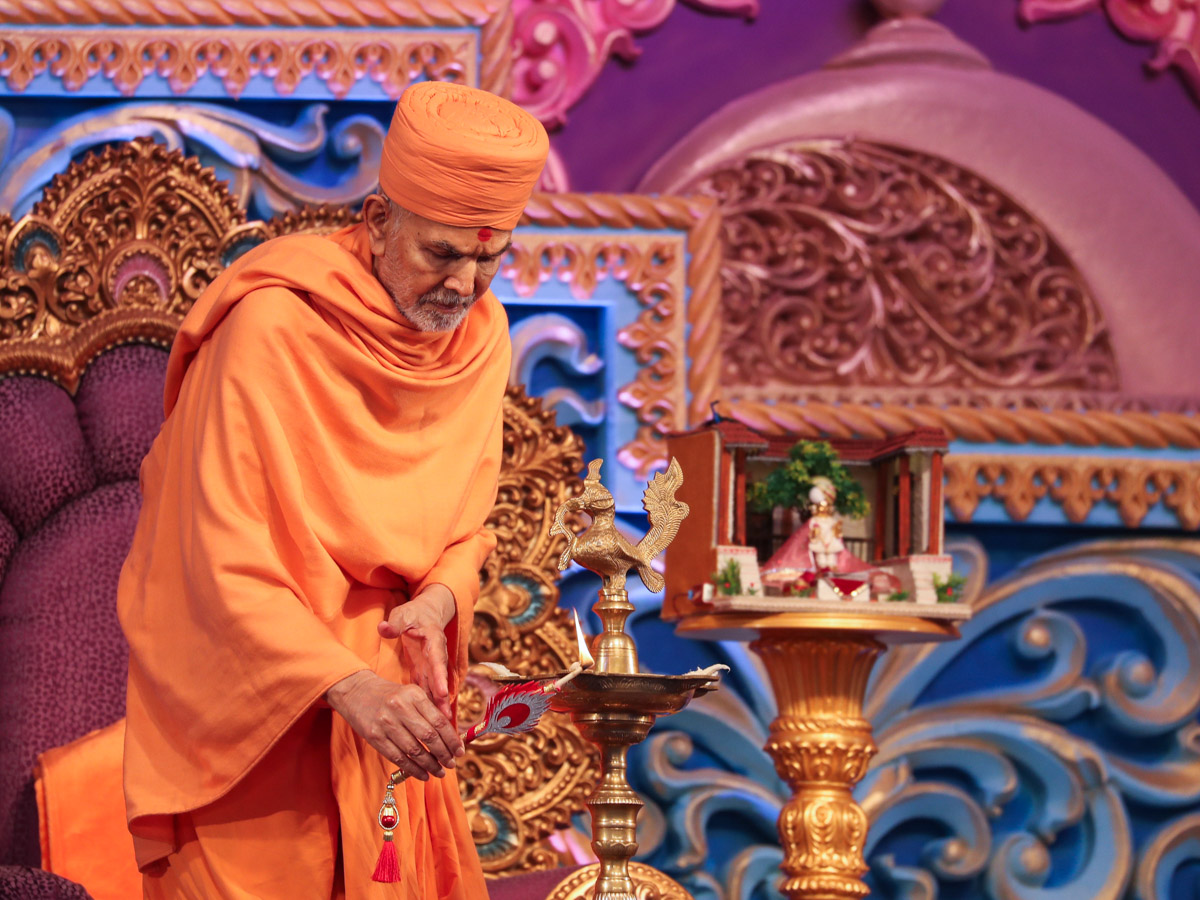 Swamishri lights the inaugural lamp to begin Vachanamrut Bicentenary Celebration
