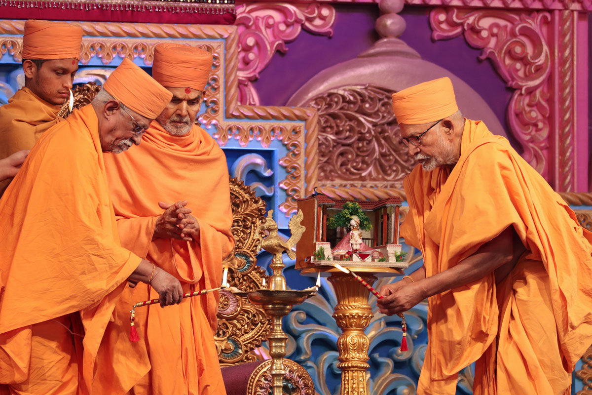 Senior sadhus light the inaugural lamp to begin Vachanamrut Bicentenary Celebration
