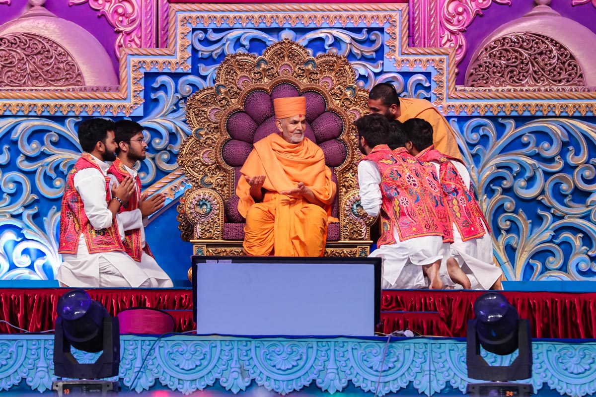 Swamishri blesses youths