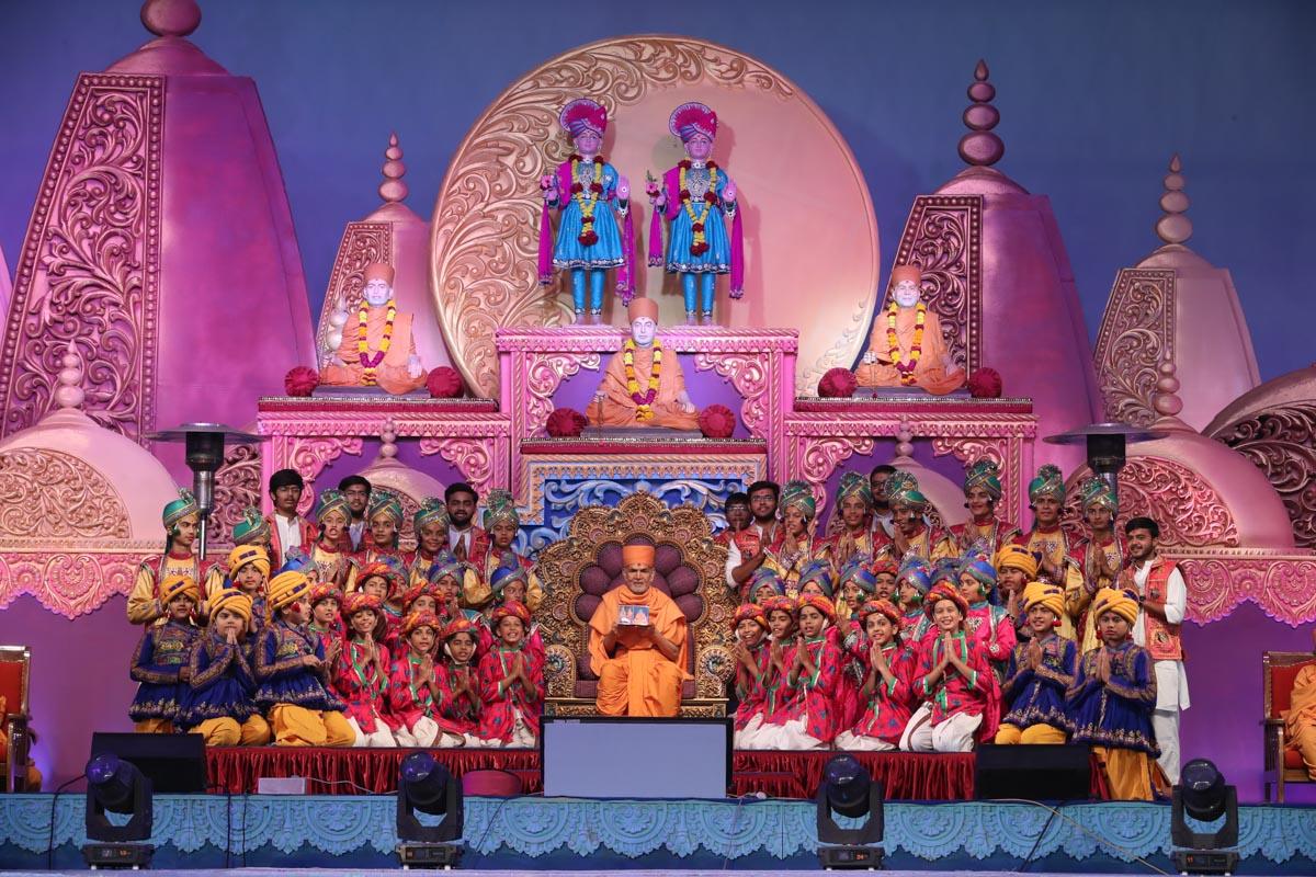 Children and youths with Swamishri