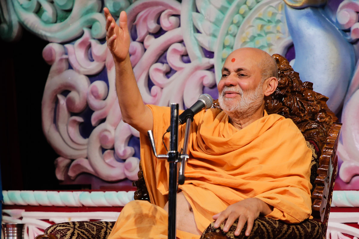 Pujya Viveksagar Swami addresses the evening satsang assembly