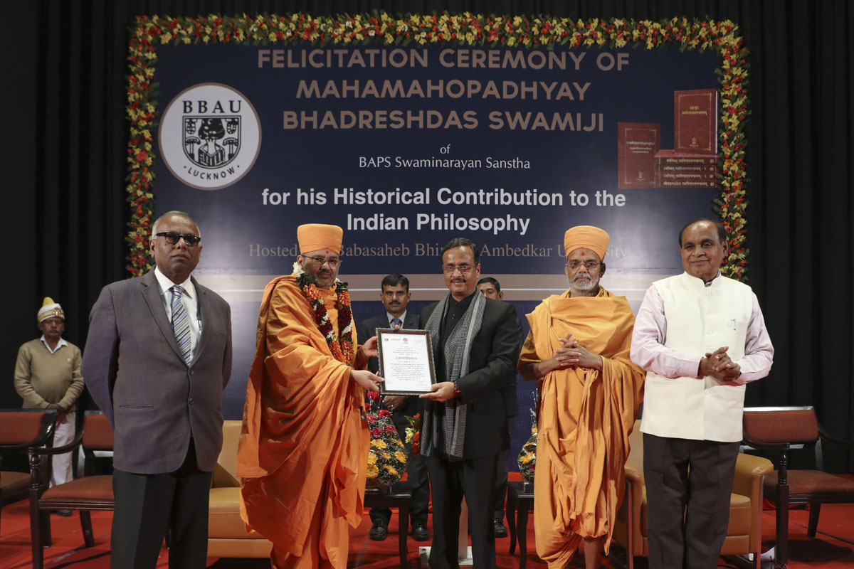 Deputy Chief Minister of Uttar Pradesh, Shri Dinesh Sharma, conferred the ‘Acharya Pravar’ award to Pujya Bhadresh Swami