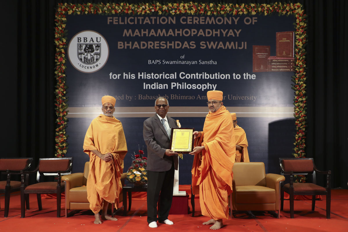Vice-chancellor of Babasaheb Bhimrao Ambedkar University, Dr. N.M.P. Verma, presents the ‘Excellence in Philosophy’ award to Bhadreshdas Swami