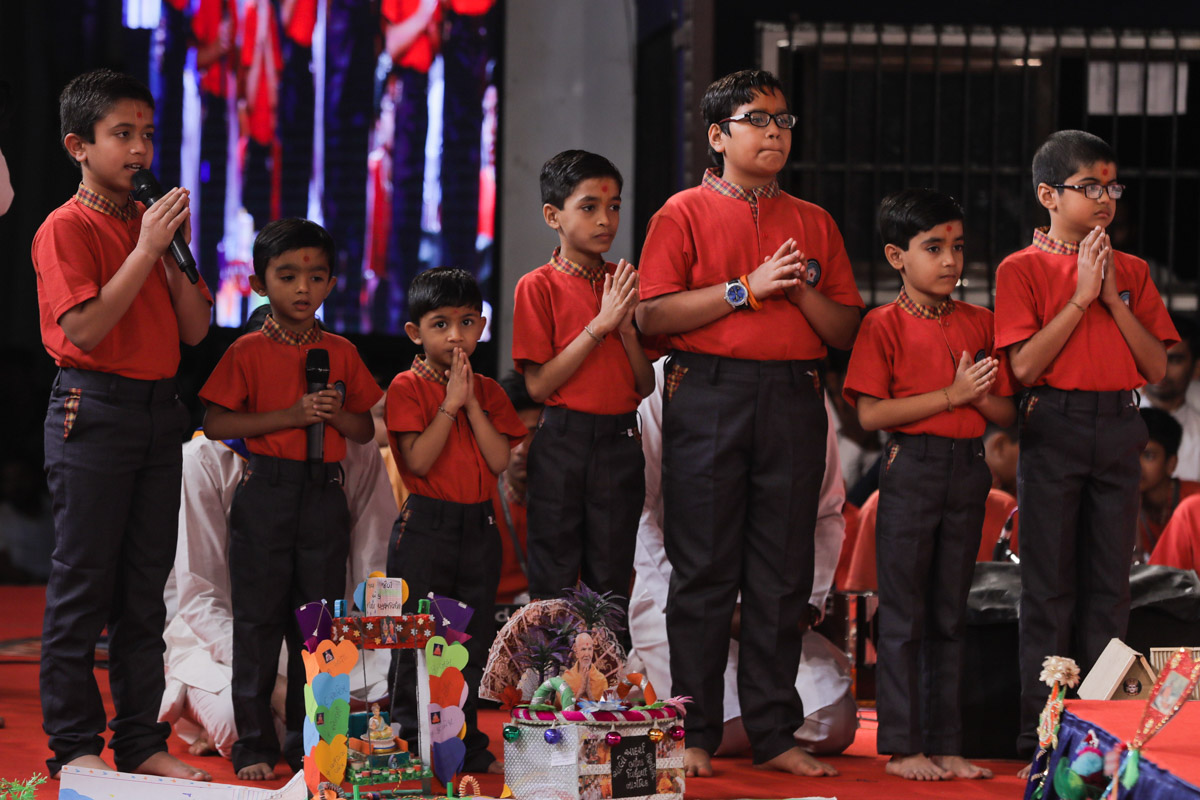 Students present mukhpath before Swamishri