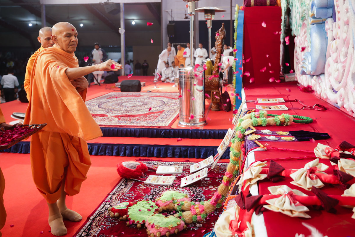 Swamishri sanctifies garlands made by devotees