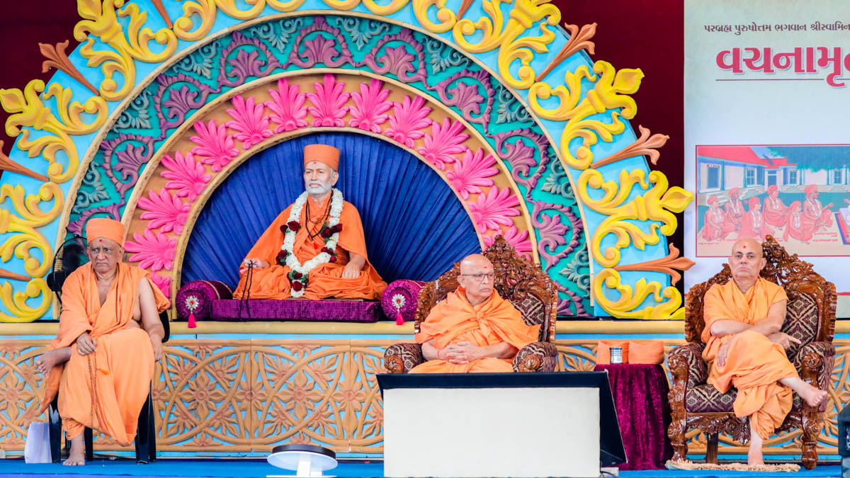 Pujya Viveksagar Swami, Pujya Ghanshyamcharan Swami and Atmaswarup Swami during the evening satsang assembly