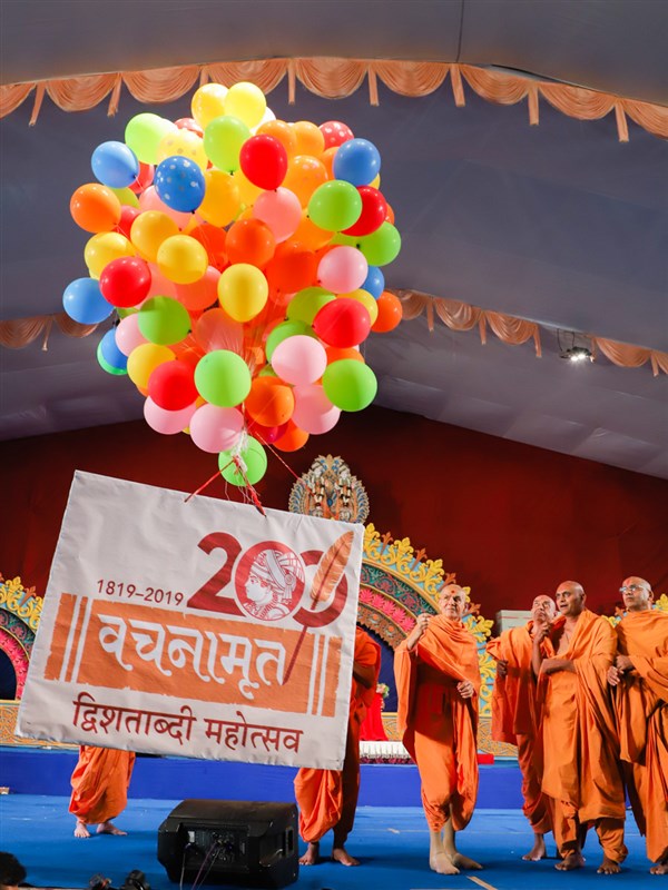 Swamishri releases balloons 
