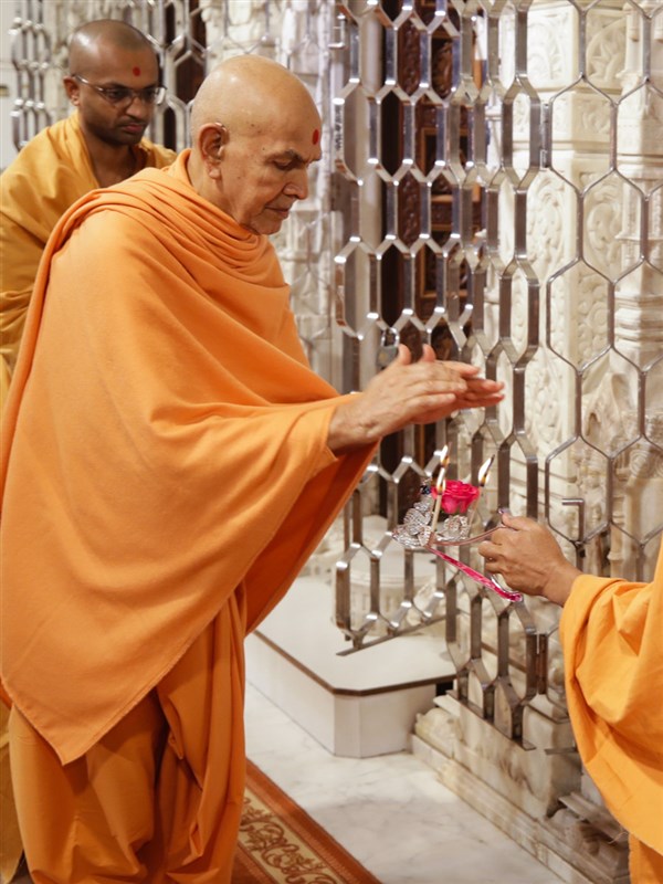 Swamishri takes aska of the arti