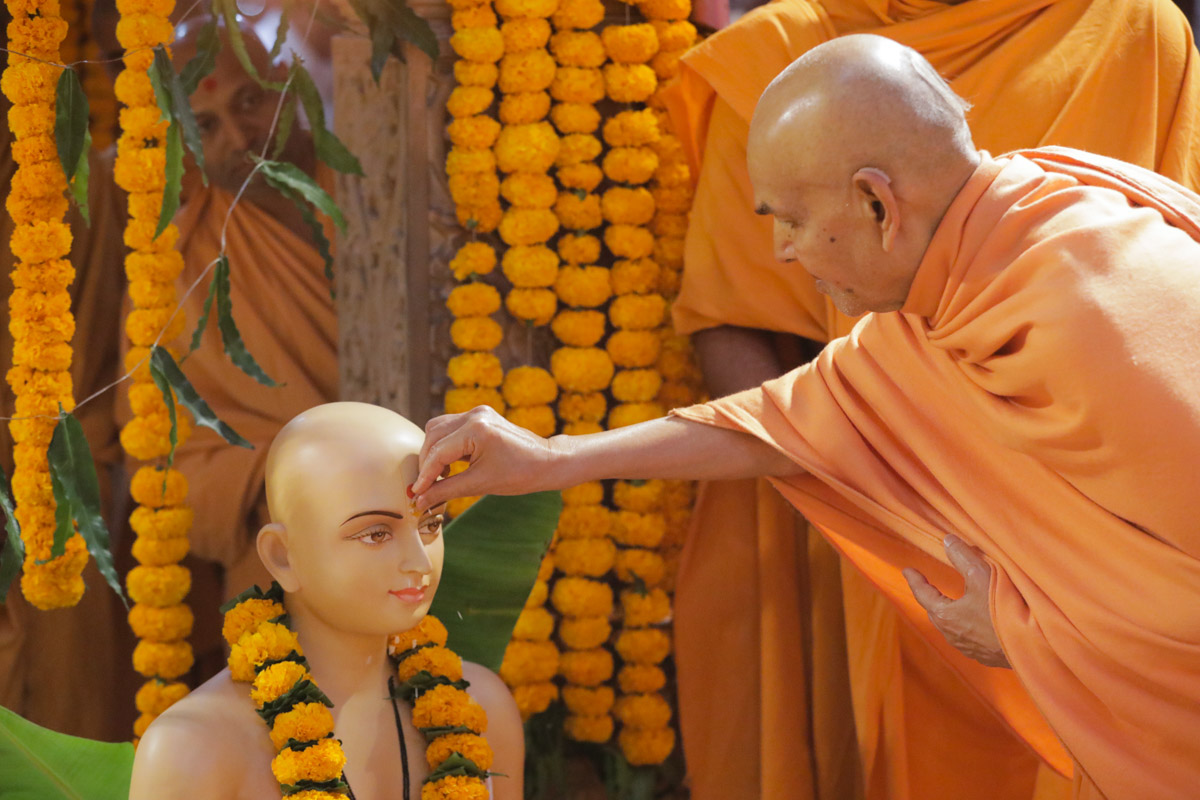 Swamishri applies chandlo to Aksharbrahman Gunatitanand Swami on Gunatit Diksha Din