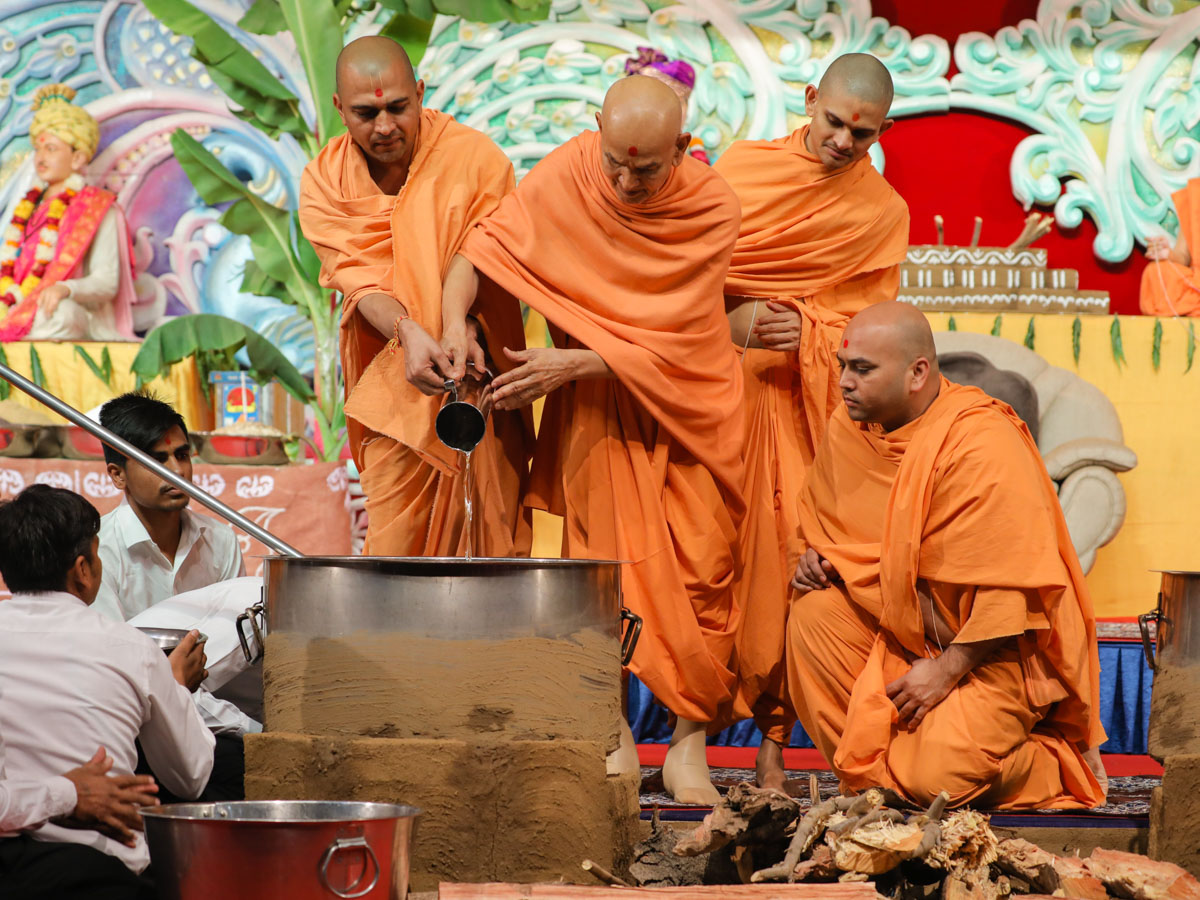 Swamishri adds ghee to the shak mixture