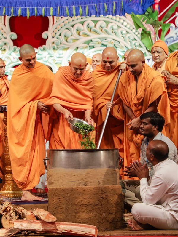 Swamishri adds coriander to the shak mixture