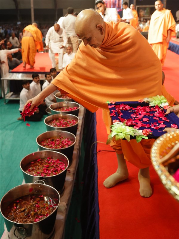 Swamishri sanctifies shaks