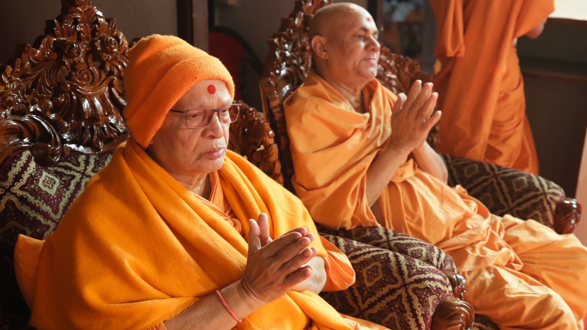 Pujya Viveksagar Swami and Pujya Ghanshyamcharan Swami doing darshan of Swamishri