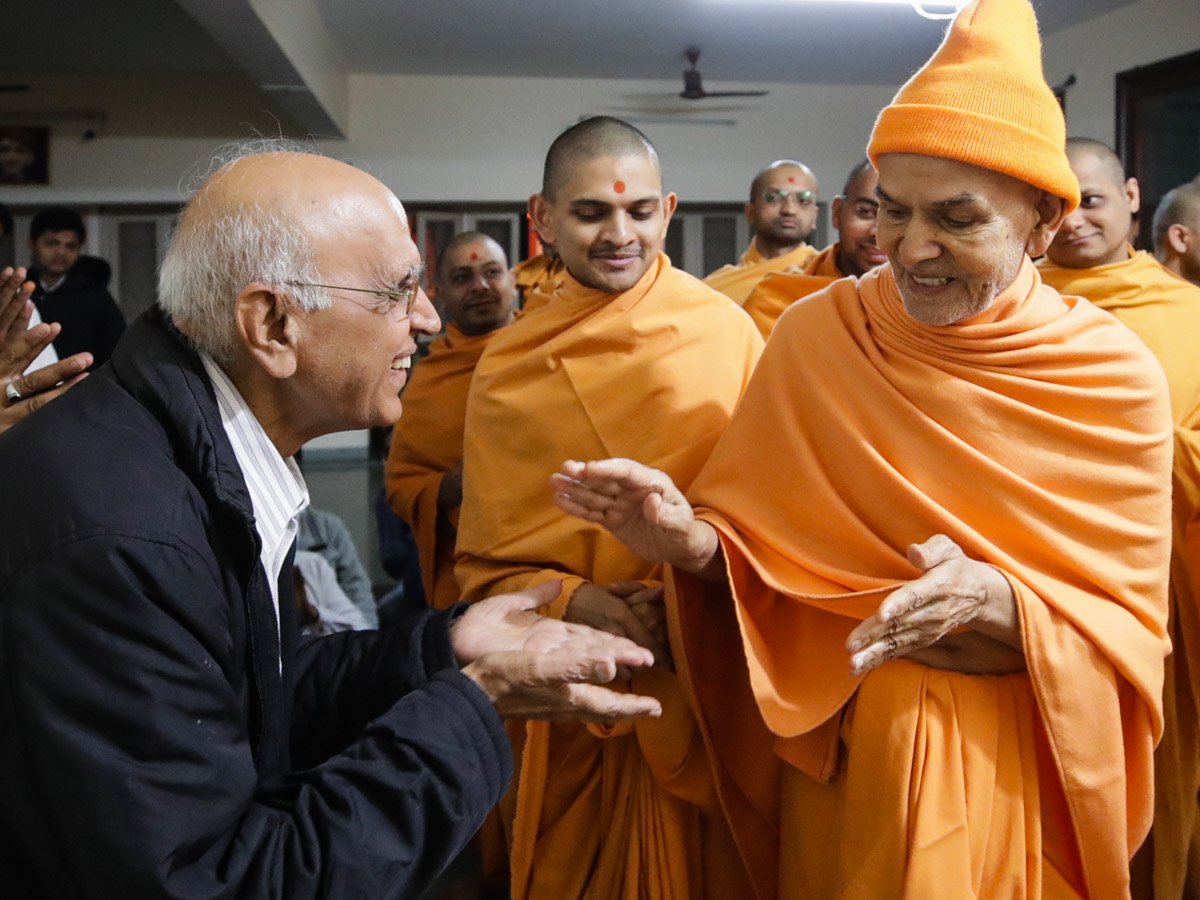 Pujya Mahant Swami Maharaj blesses a devotee