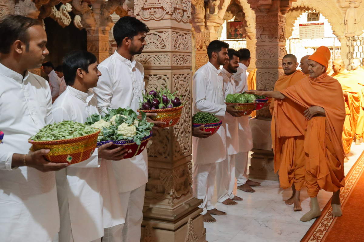Swamishri sanctifies vegetables