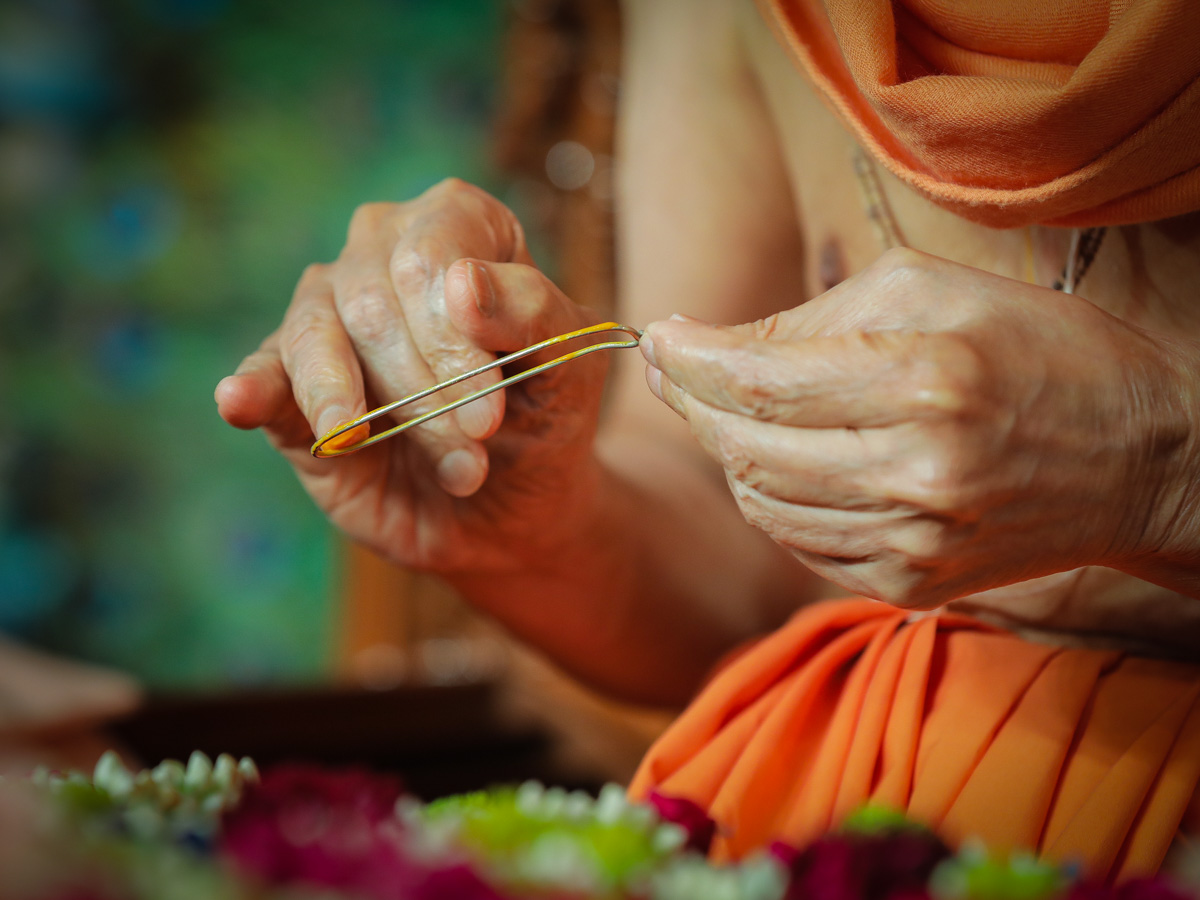Swamishri applies chandan on tilakiyu