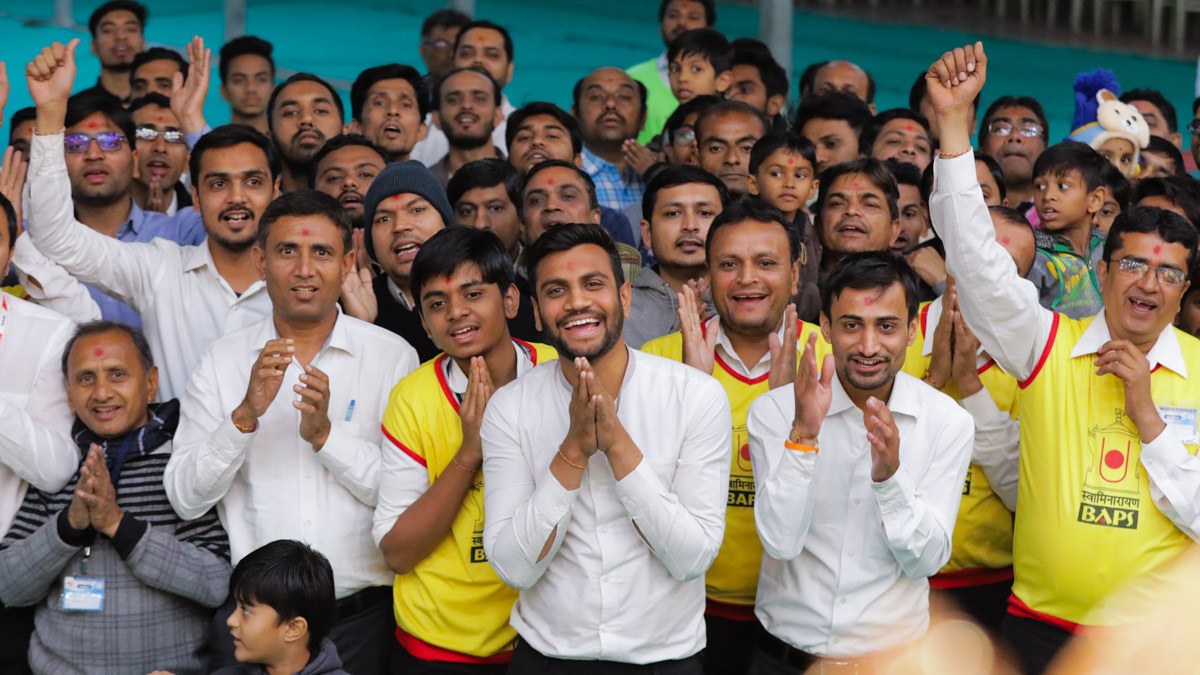 Volunteers doing darshan of Swamishri