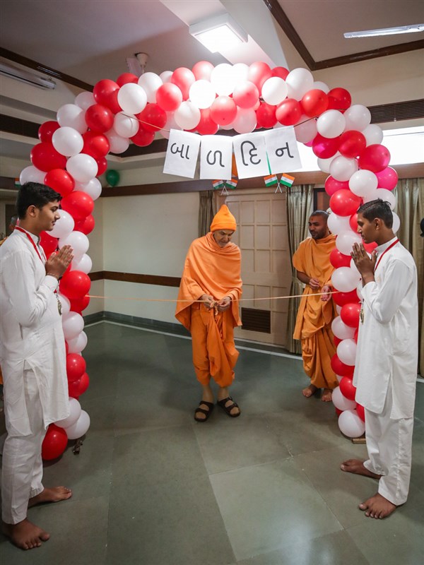 Param Pujya Mahant Swami Maharaj inaugurates Bal Din