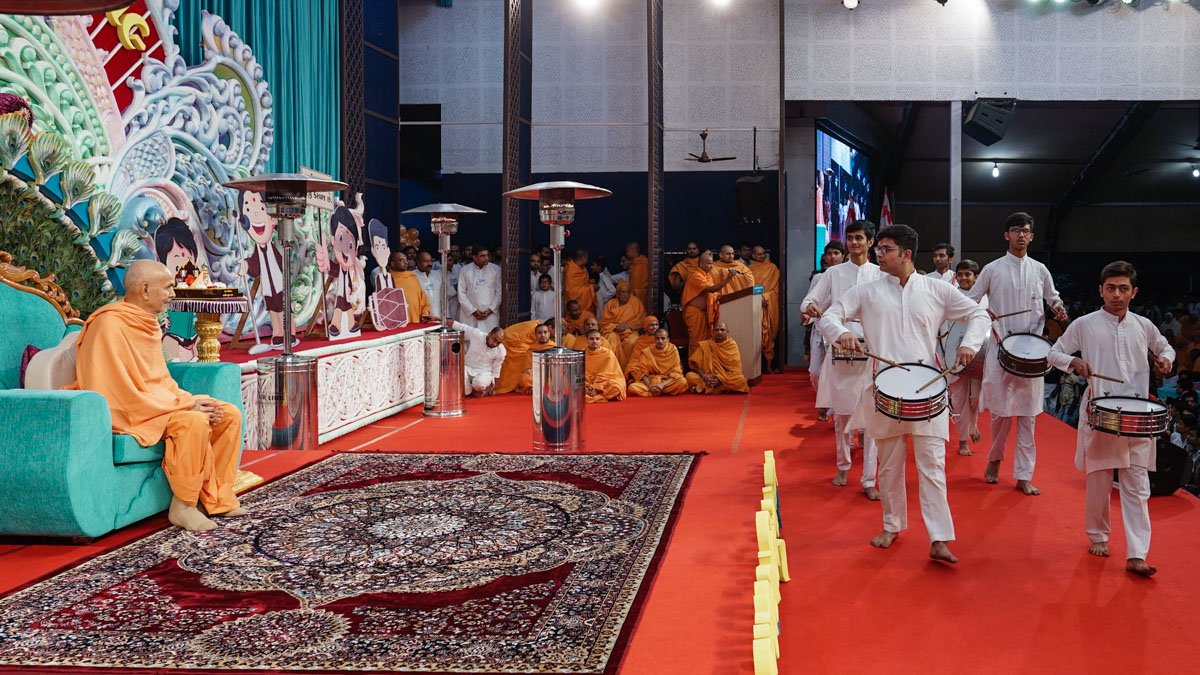 Children and youths parade before Swamishri