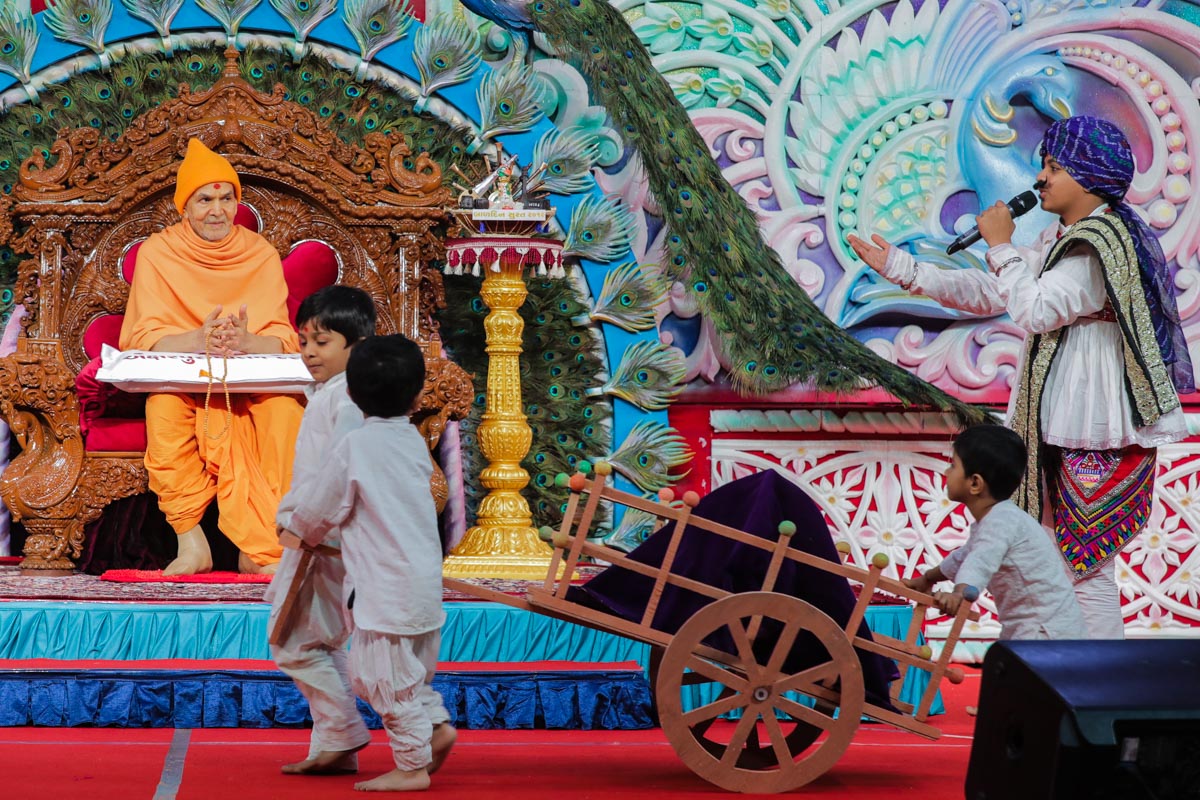 Children parade before Swamishri