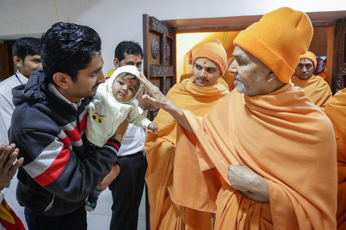 Param Pujya Mahant Swami Maharaj blesses a child