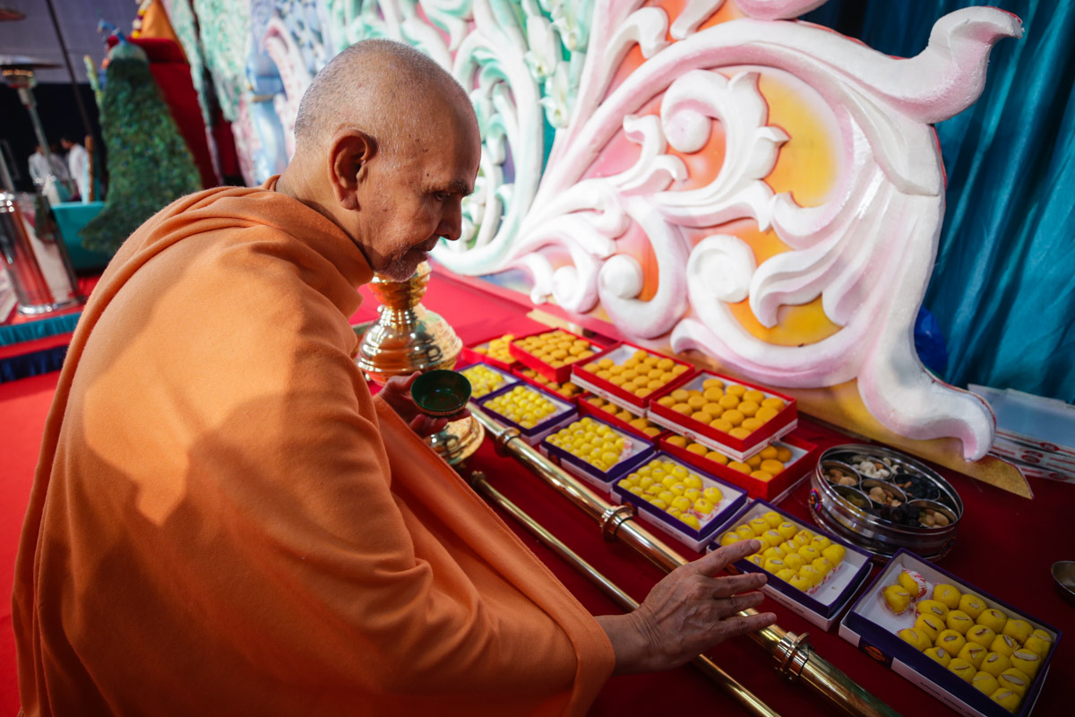 Swamishri sanctifies flagstaffs