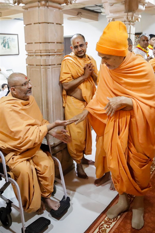 Param Pujya Mahant Swami Maharaj blesses a sadhu