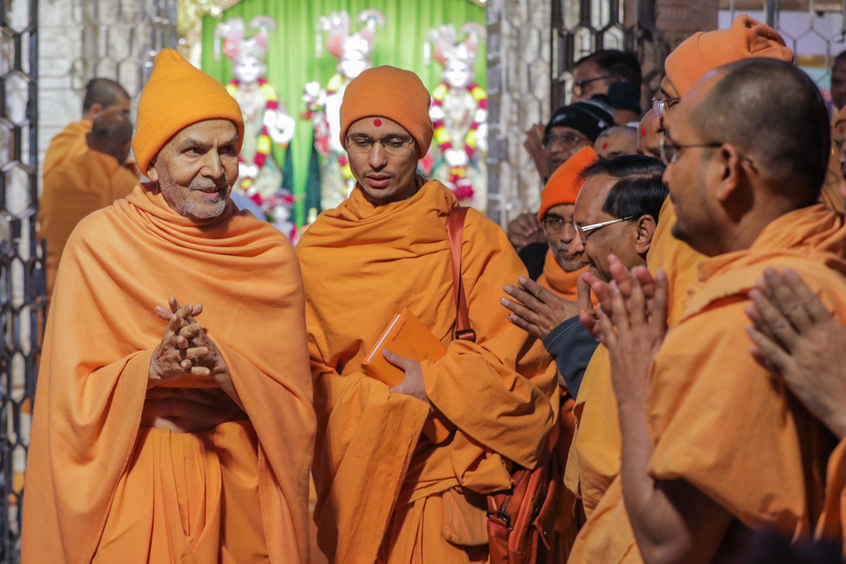 Swamishri greets sadhus and devotees with 'Jai Swaminarayan'