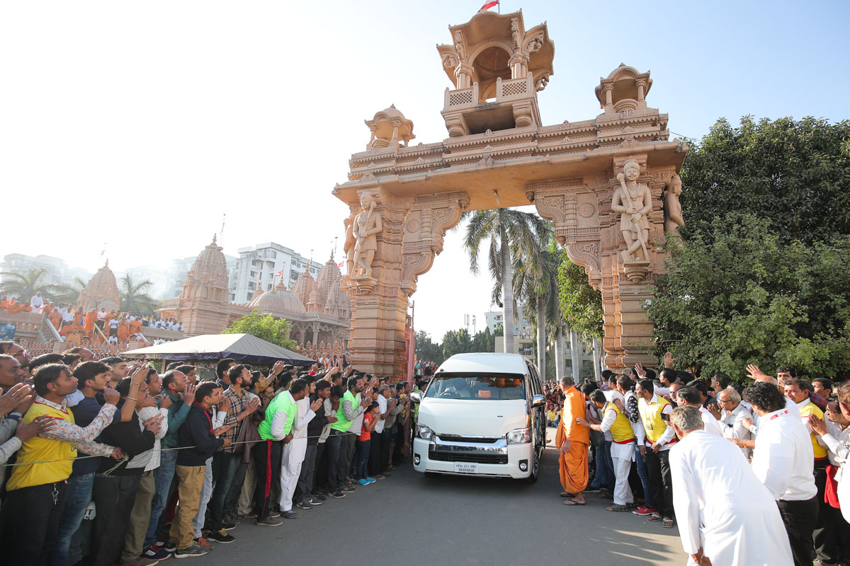 Swamishri departs from BAPS Shri Swaminarayan Mandir, Surat