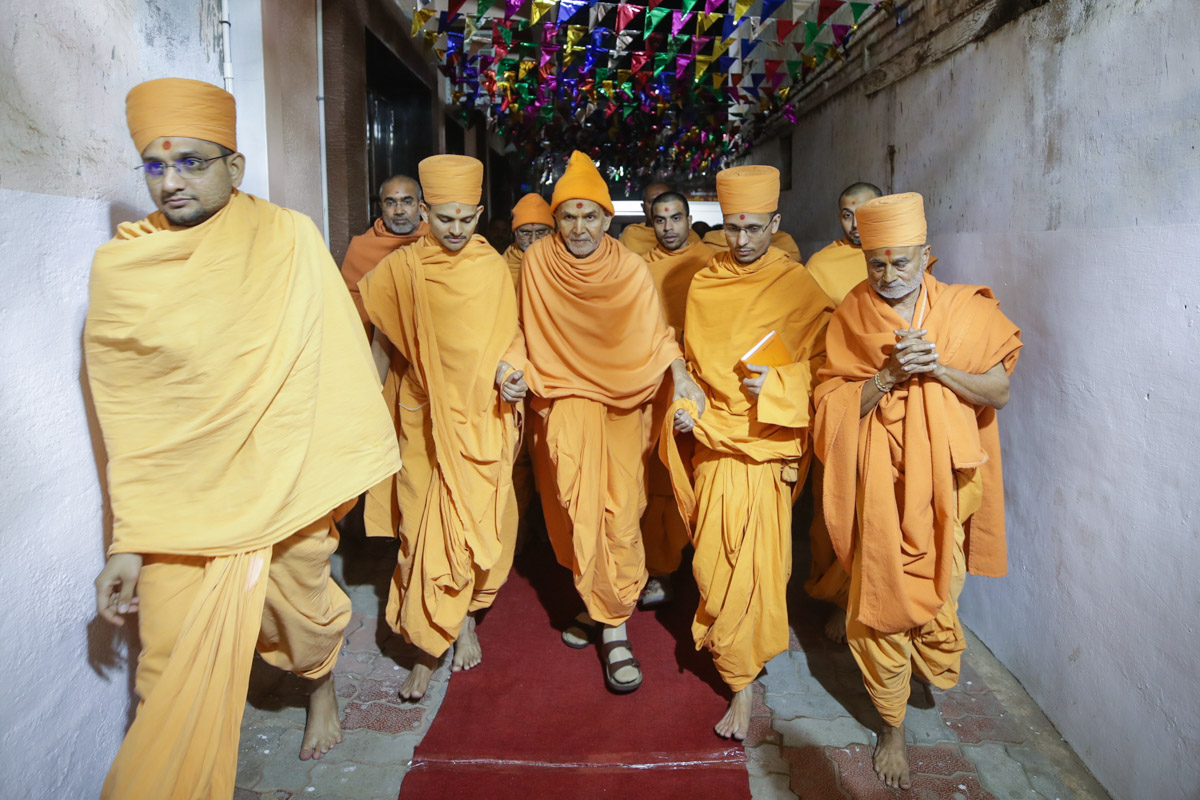 Param Pujya Mahant Swami Maharaj arrives at Brahmaswarup Shastriji Maharaj's birthplace