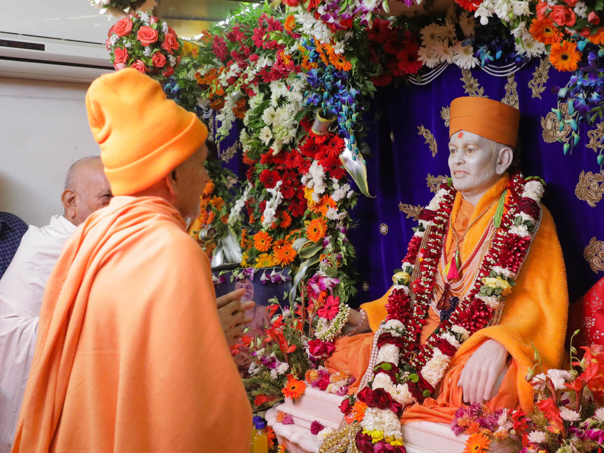 Swamishri engrossed in darshan of Brahmaswarup Shastriji Maharaj at birthplace
