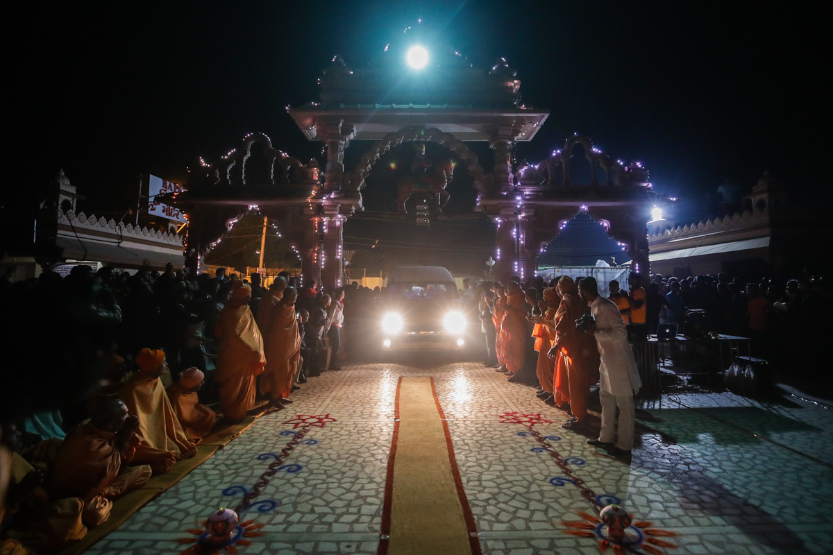 Swamishri arrives at BAPS Shri Swaminarayan Mandir, Mahelav