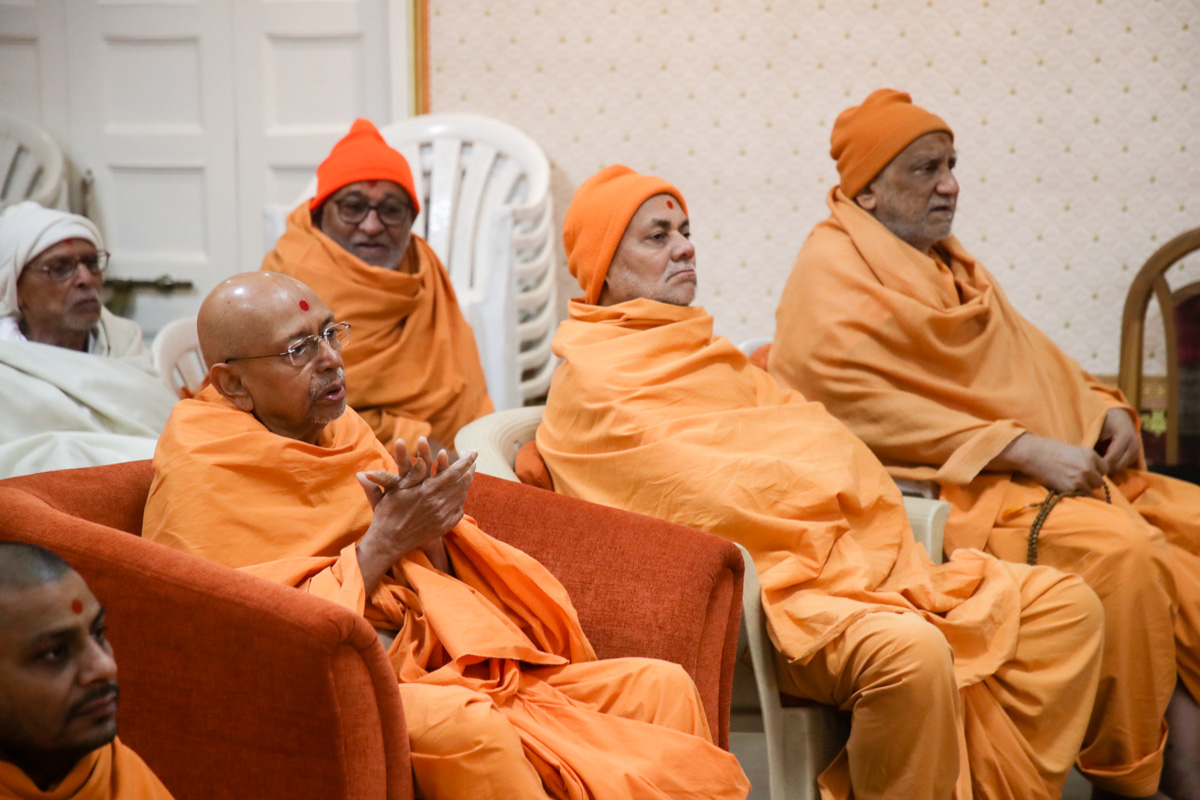 Pujya Tyagvallabh Swami, Pujya Viveksagar Swami and sadhus doing Swamishri's puja darshan