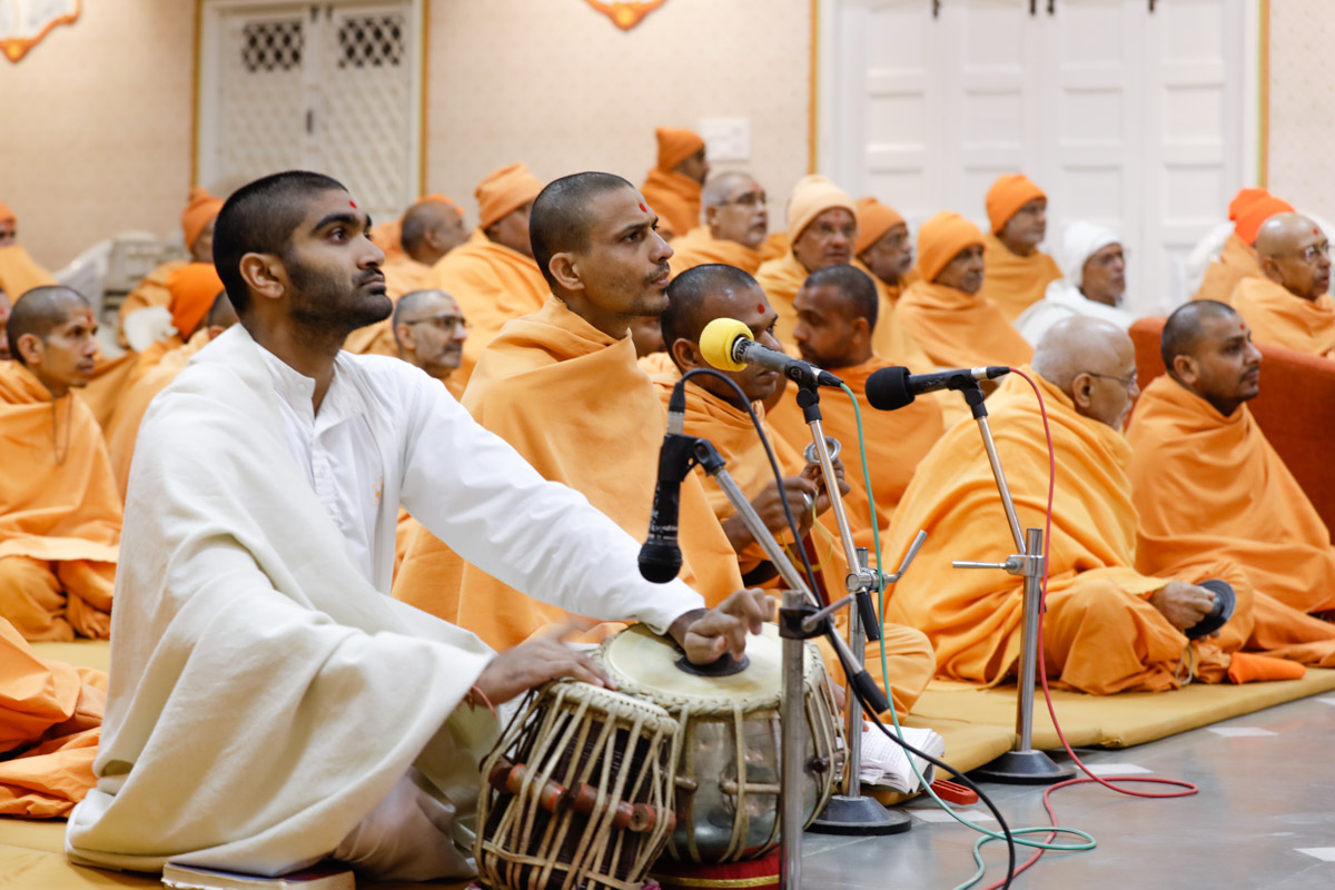 Sadhus sing kirtans in Swamishri's puja