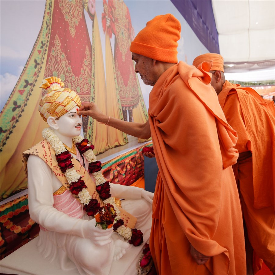 Swamishri performs pujan of Brahmaswarup Bhagatji Maharaj