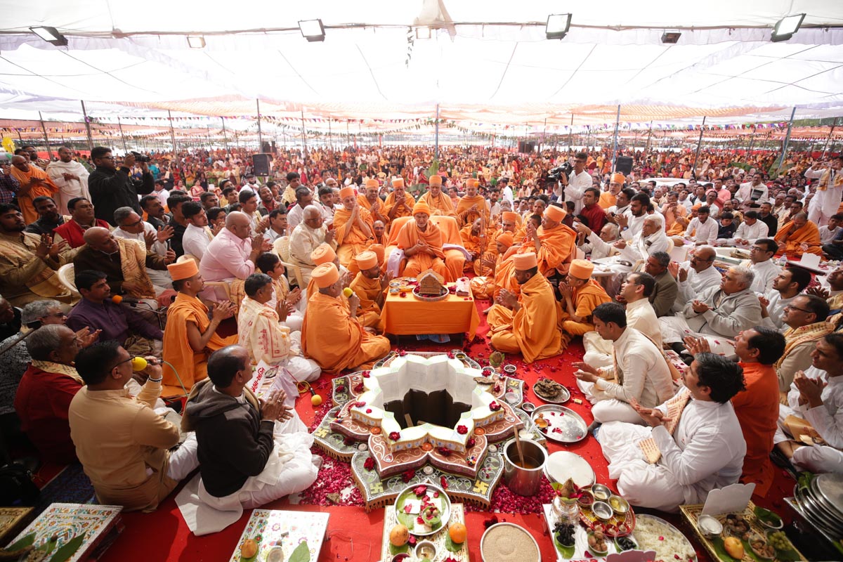 Swamishri, sadhus and devotees chant the Swaminarayan dhun